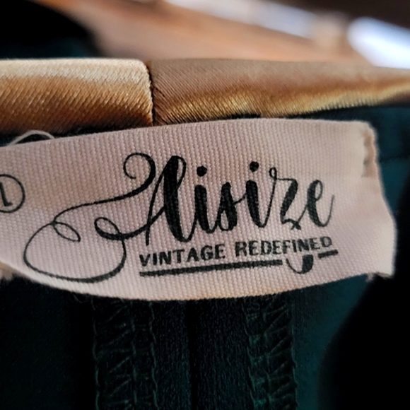 Green Aisize dress with gold bow - Picture 2 of 4